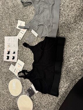 Momcozy NWT hands-free pumping bras (2)-black&gray size large